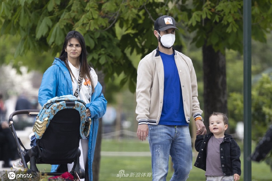 伊斯科携妻儿外出公园散步 紧牵爱子父爱满满（伊斯科老婆）