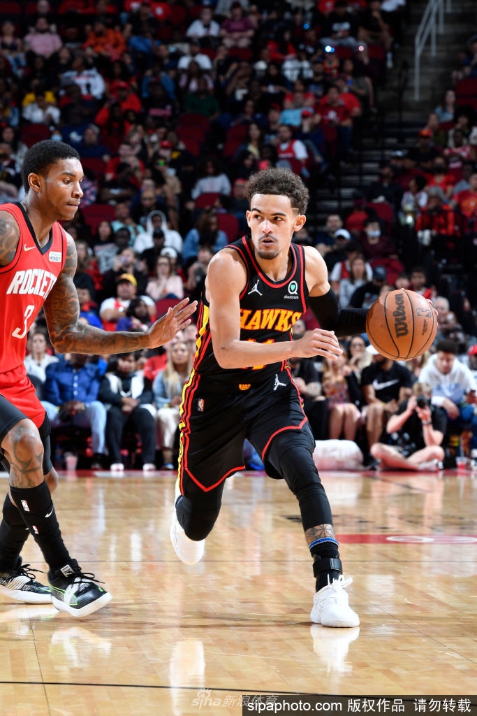 特雷-杨大学&NBA均有过包揽单季总得分和总助攻表现（特雷杨大学球衣）