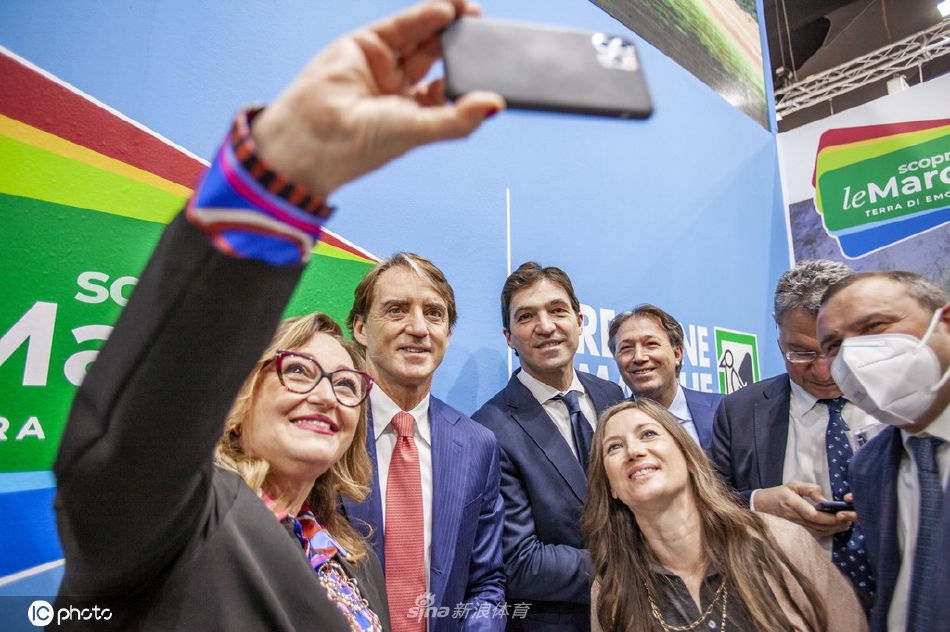 意大利主帅曼奇尼出席某宣传活动 粉丝争相合影留念人气旺（意大利主帅曼奇尼简介）