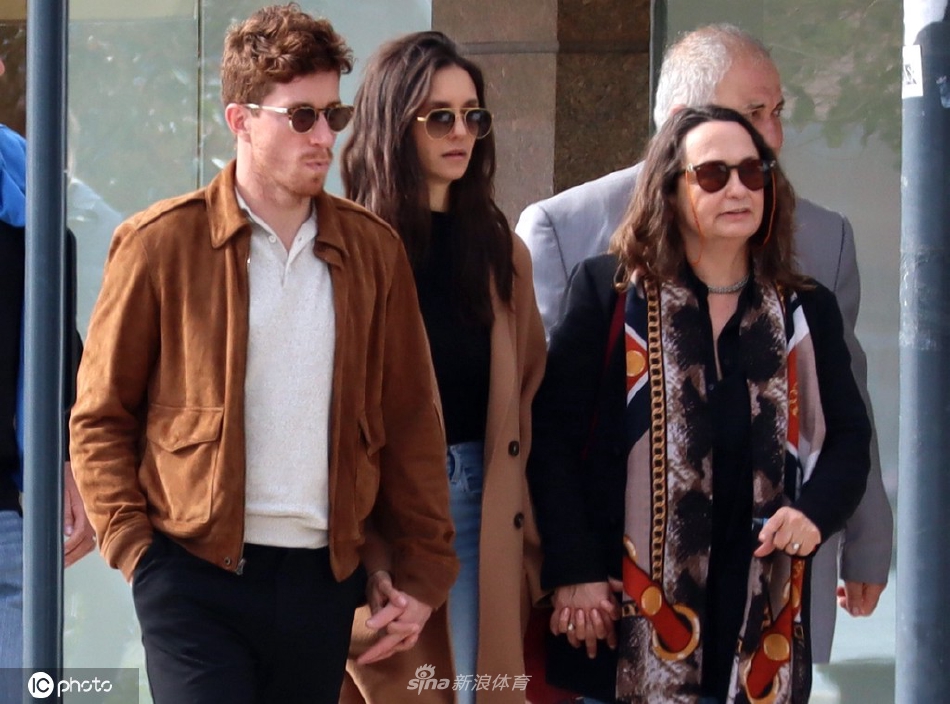 奥运冠军肖恩-怀特与女友街头散步（肖恩怀特参加东京奥运会）