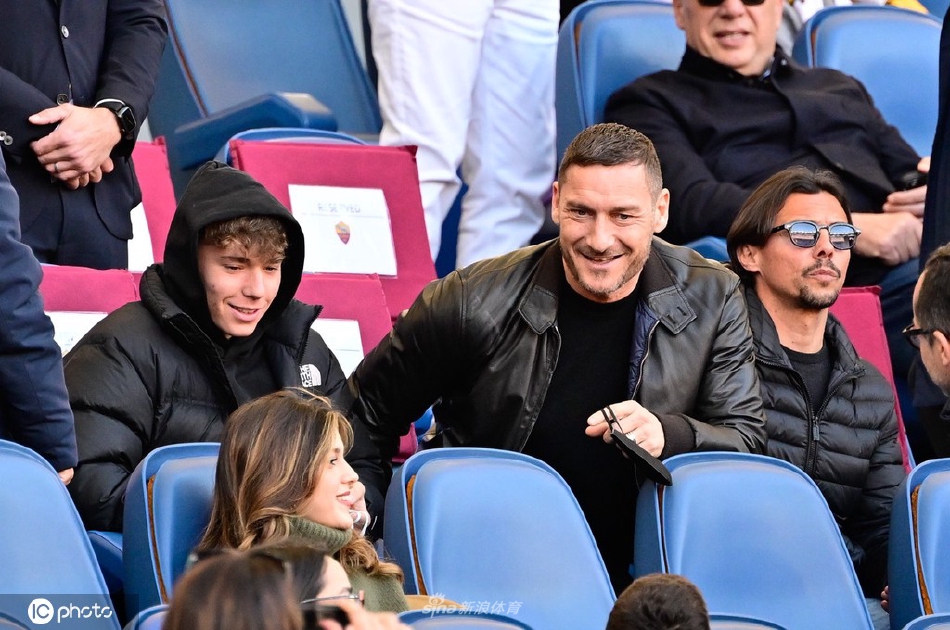 罗马王子托蒂现身罗马奥林匹克球场观看比赛（罗马王子托蒂退役视频）