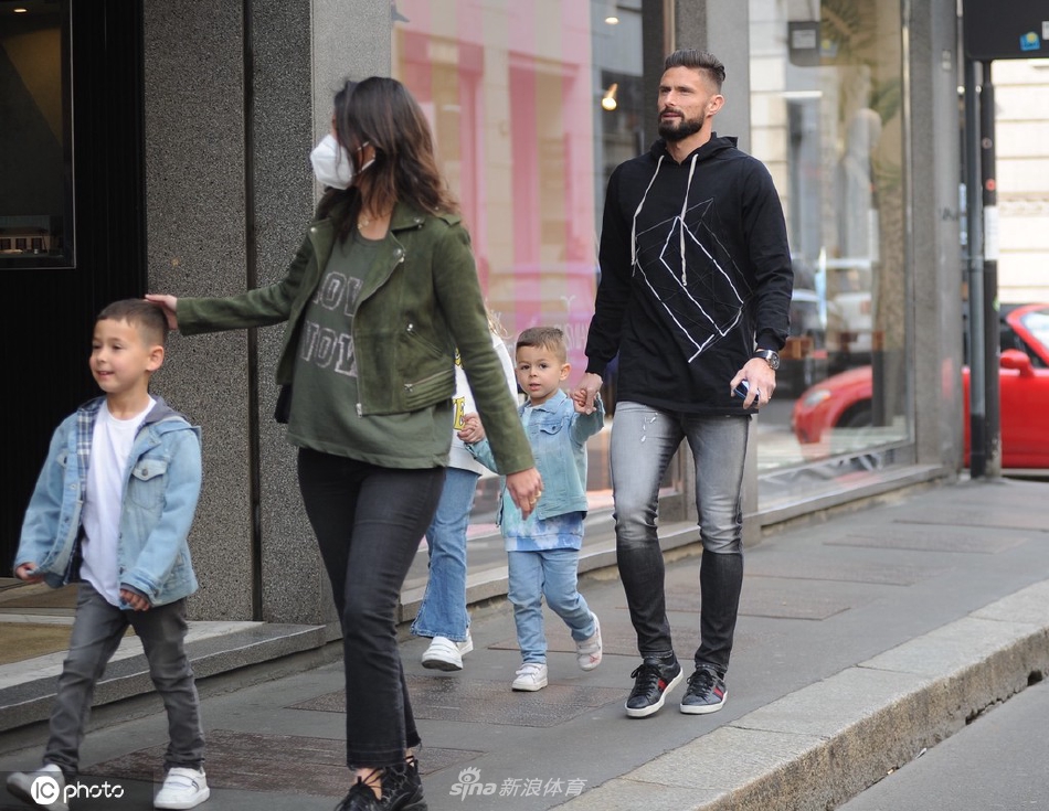 吉鲁携家人现身米兰街头购物 一路手牵爱子父爱满满(吉鲁加盟米兰)