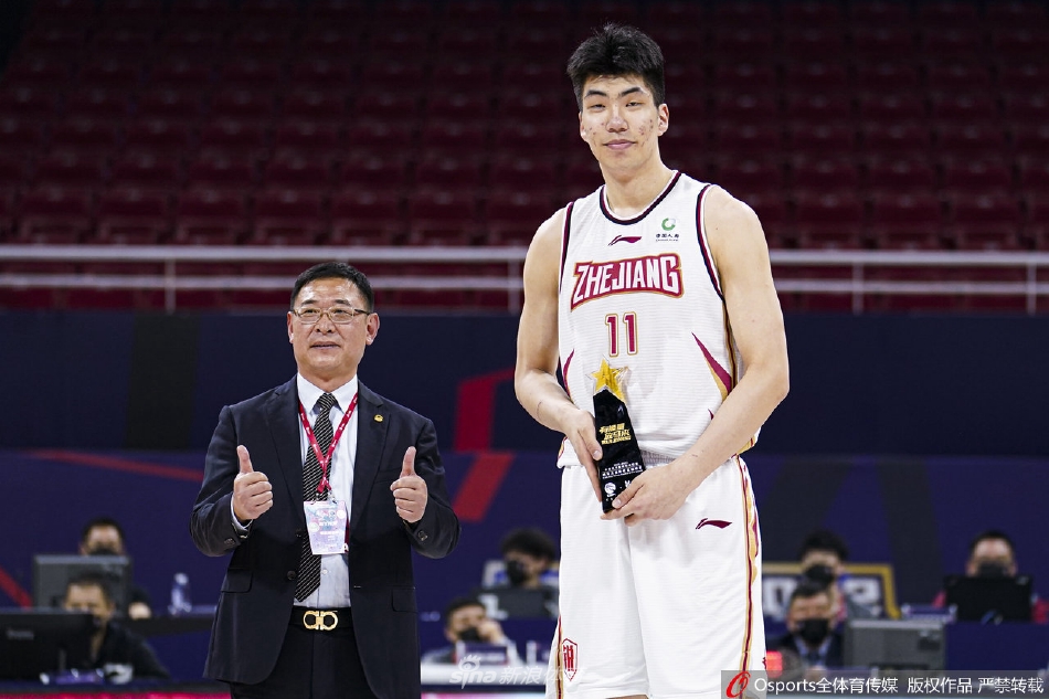 刘建军为余嘉豪颁发“战马最佳星锐球员”奖杯