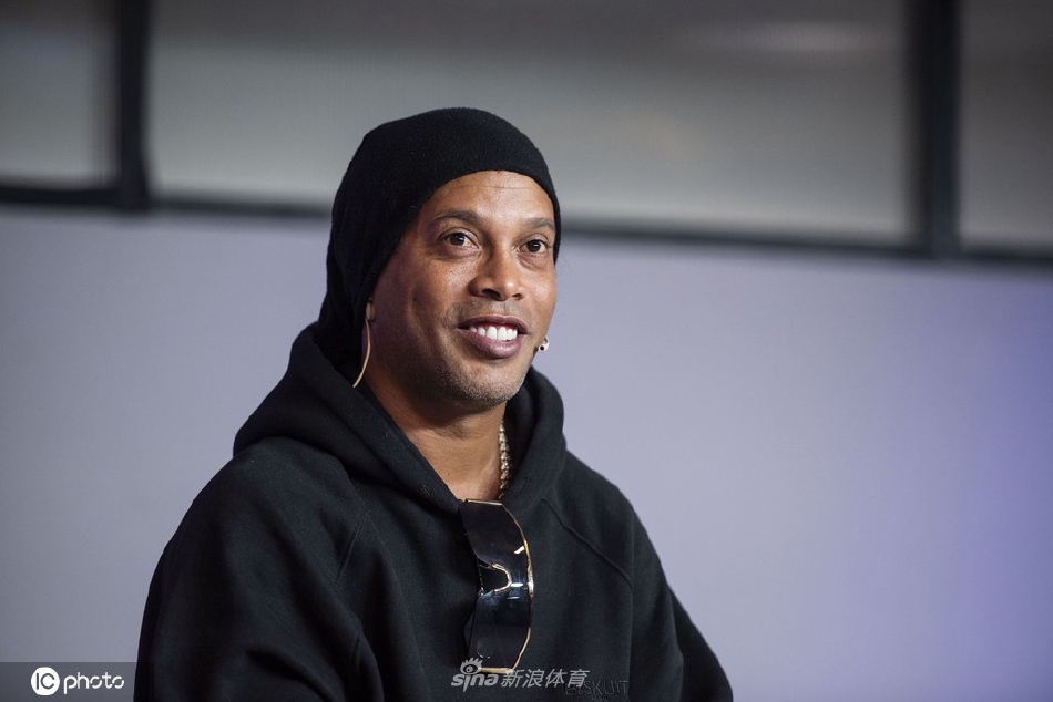 罗纳尔迪尼奥出席发布会（罗纳尔迪尼奥复出）