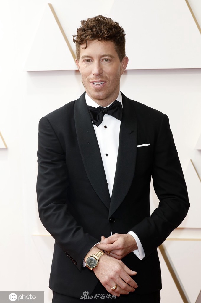 单板之王肖恩-怀特黑色西装出镜帅气有型（肖恩怀特用的什么板）