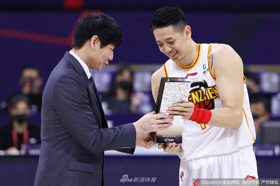 邱彪为沈梓捷颁发“最佳防守球员”奖杯（沈梓捷当选cba三月最佳防守球员）