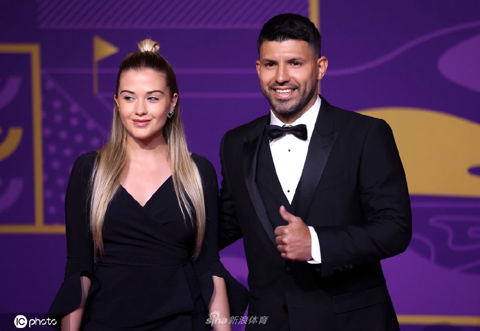 阿奎罗携女友亮相红毯（阿奎罗 女友）