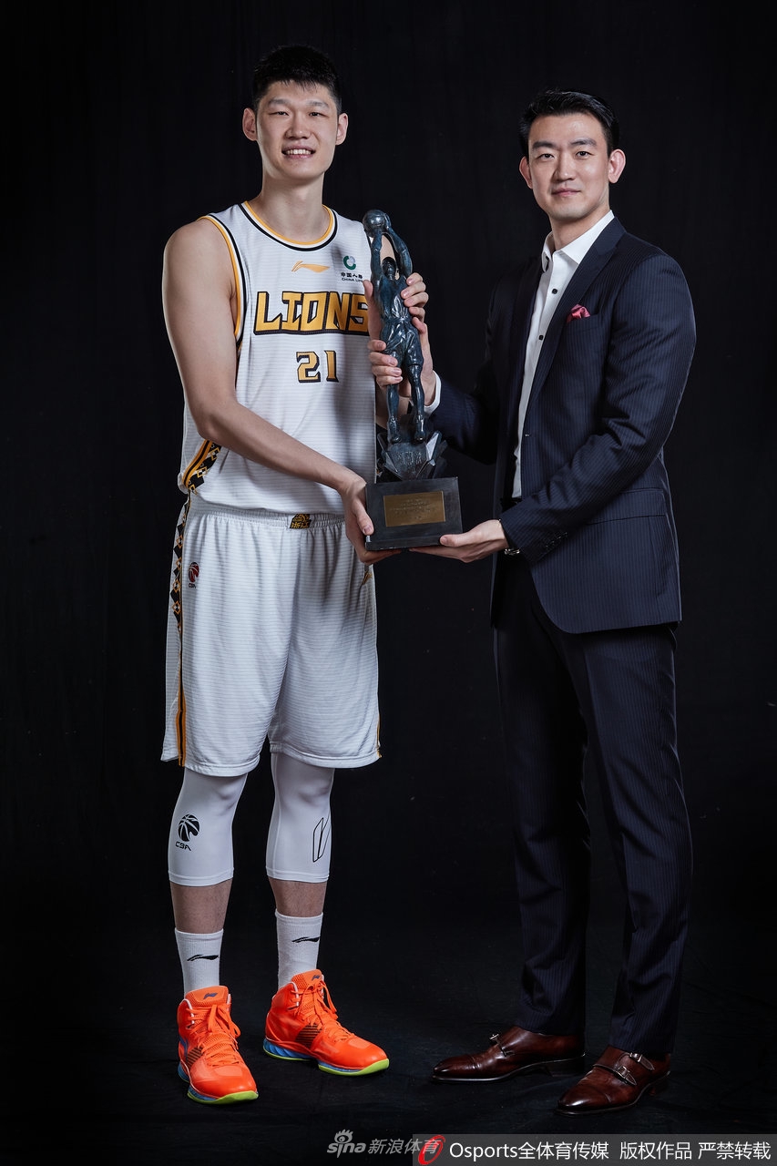 最佳价值球员胡金秋官方写真 与教练员王博共享荣誉（胡金秋cba个人简介）