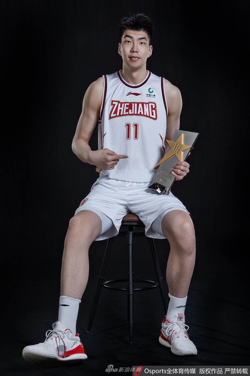 CBA最佳星锐球员余嘉豪官方写真（cba最佳星锐球员余嘉豪官方写真图片）