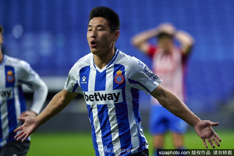 武磊荣获2021年中国金球奖 个人第三次捧杯（武磊荣获2021年中国金球奖 个人第三次捧杯视频）