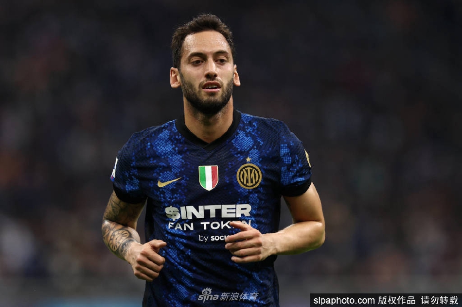 恰尔汉奥卢当选2021年土耳其足球先生（土耳其恰球王）