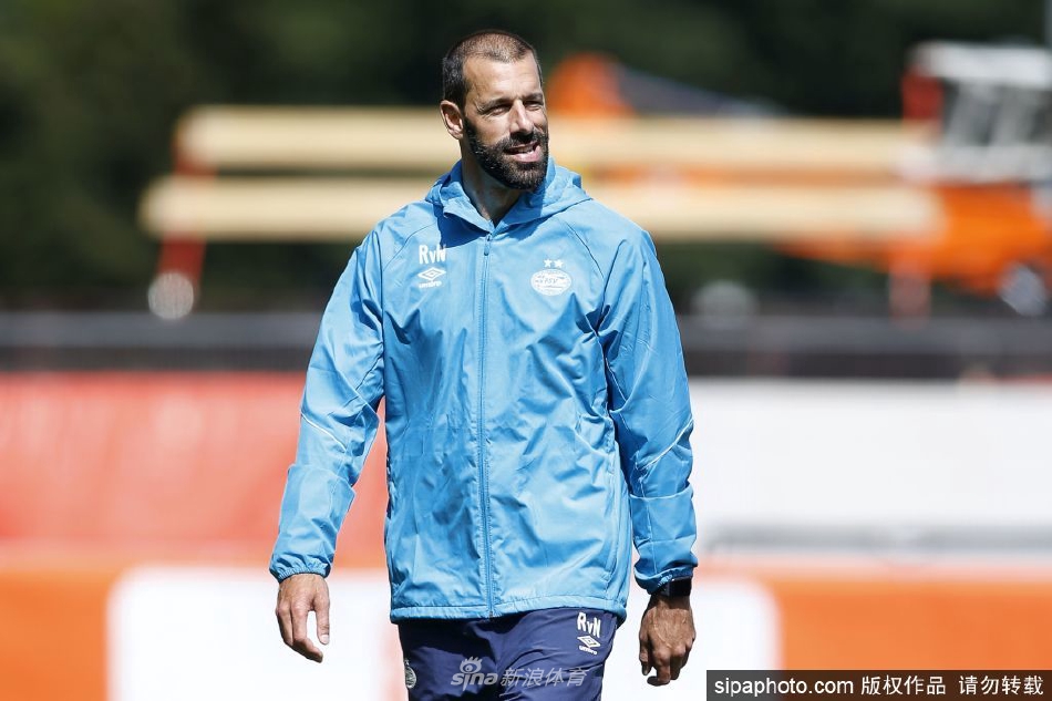 范尼下赛季开始担任埃因霍温主帅（范尼下赛季开始担任埃因霍温主帅吗）