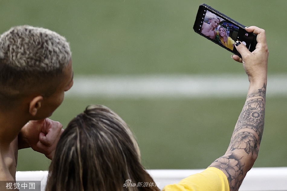 巴西训练备战 理查利森与女球迷自拍合影（巴西训练备战 理查利森与女球迷自拍合影视频）