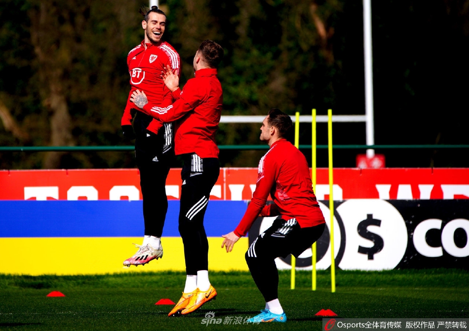 威尔士队训练备战 贝尔与队友比跳高（威尔士队的贝尔）