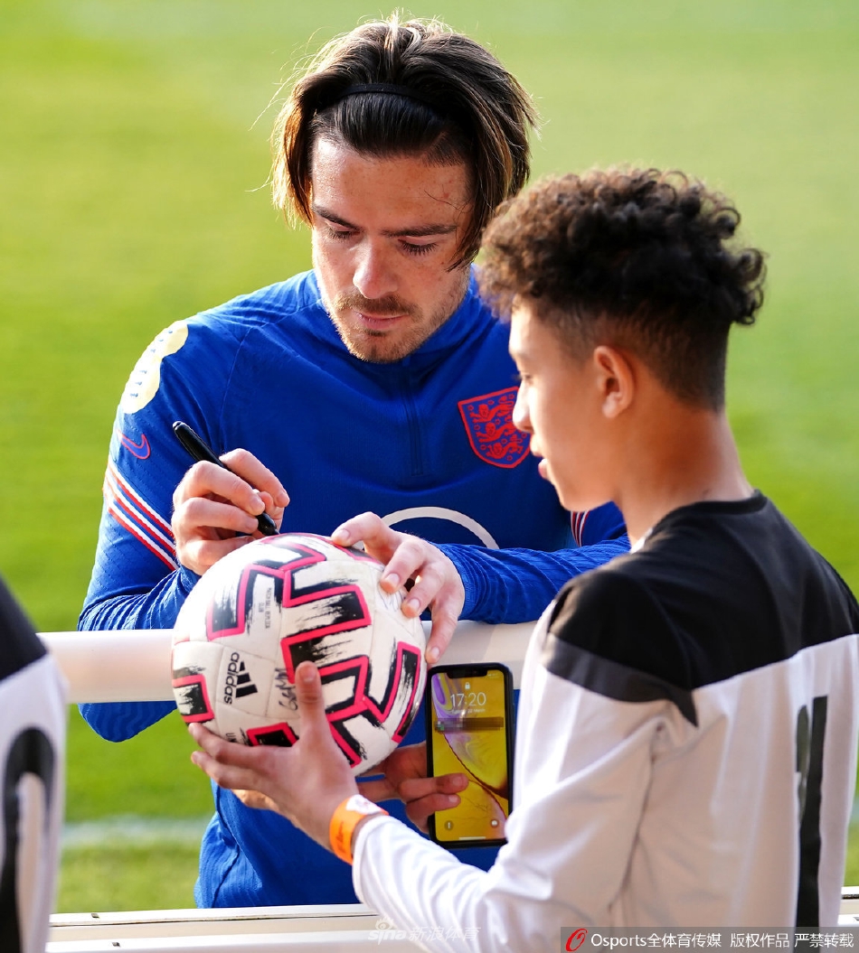 英格兰队训练备战 格林里什为小球迷签名(格林英格兰门将)