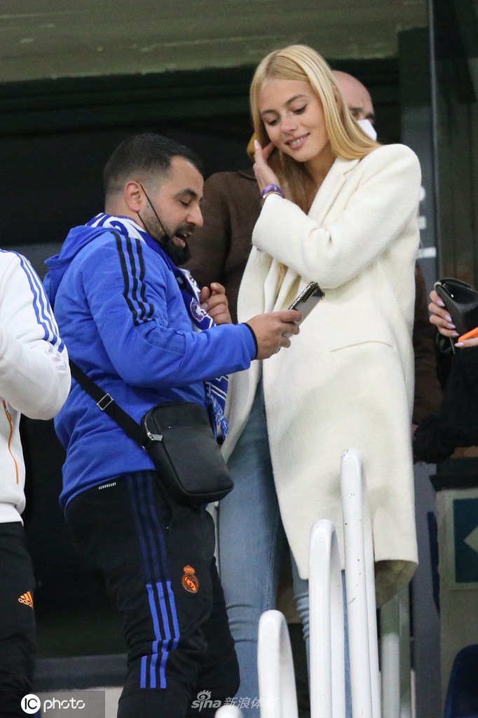 库尔图瓦女友观战西甲国家德比 人气旺众球迷争相合影留念（库尔图瓦的女友）