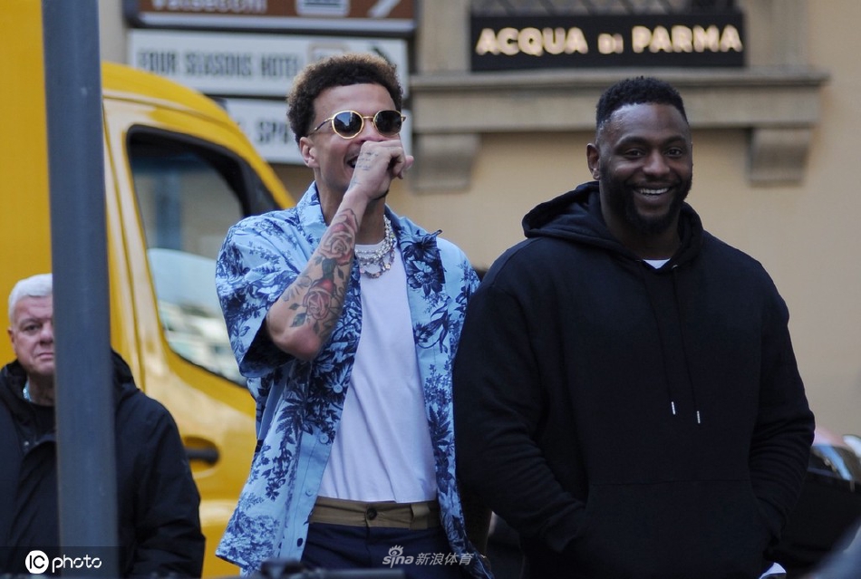 阿里与好友现身米兰街头聚餐 花衬衫搭配牛仔裤潮味十足（米兰衬衫品牌）