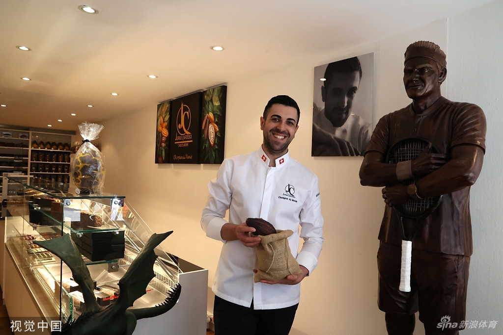 费德勒真人大小巧克力雕塑亮相 用时250小时制作（费德勒吃巧克力）