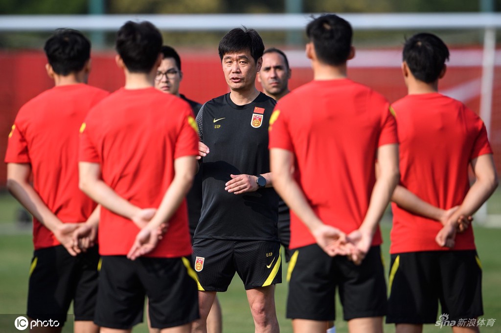 拼字当头!李霄鹏领衔国足海口训练