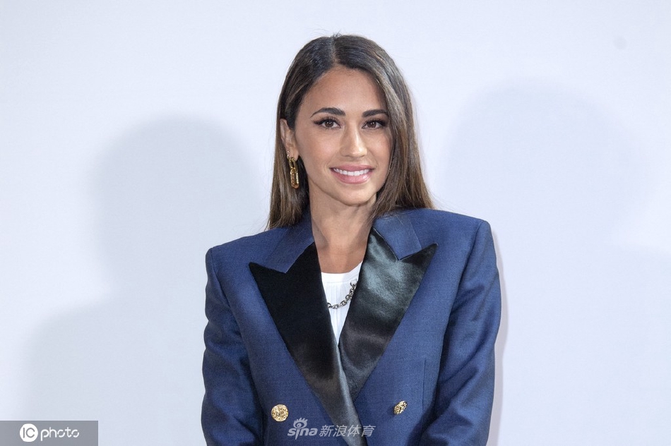 梅西爱妻亮相巴黎秋冬时装周 午夜蓝西装出镜知性优雅