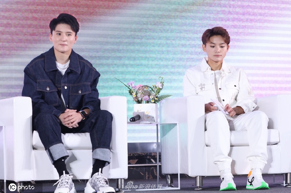 女足队员王珊珊、王霜出席时尚活动 打扮简洁大方且帅气十足