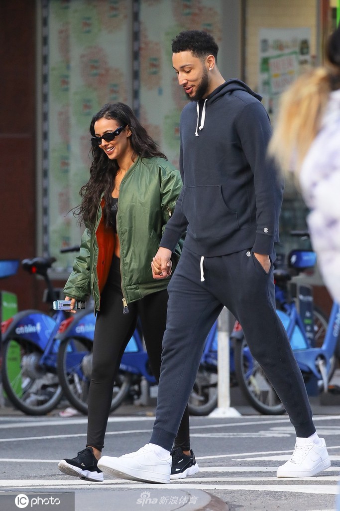 本-西蒙斯携女友现身纽约街头散步 两人一路有说有笑恩爱甜蜜（本-西蒙斯新恋情疑似曝光）