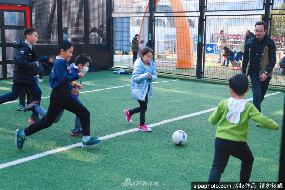 成人和青少年儿童共享快乐足球（成人和青少年儿童共享快乐足球）