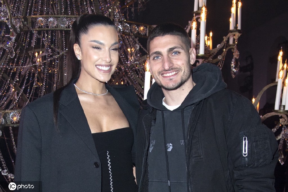 维拉蒂携爱妻亮相时装周 两人笑对镜头恩爱甜蜜（维拉蒂妻子）