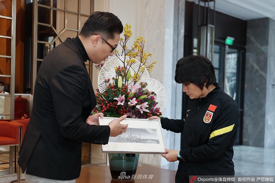 中国女足解除防疫隔离离开酒店 主帅水庆霞收获酒店赠送礼物（水庆霞执教中国女足）