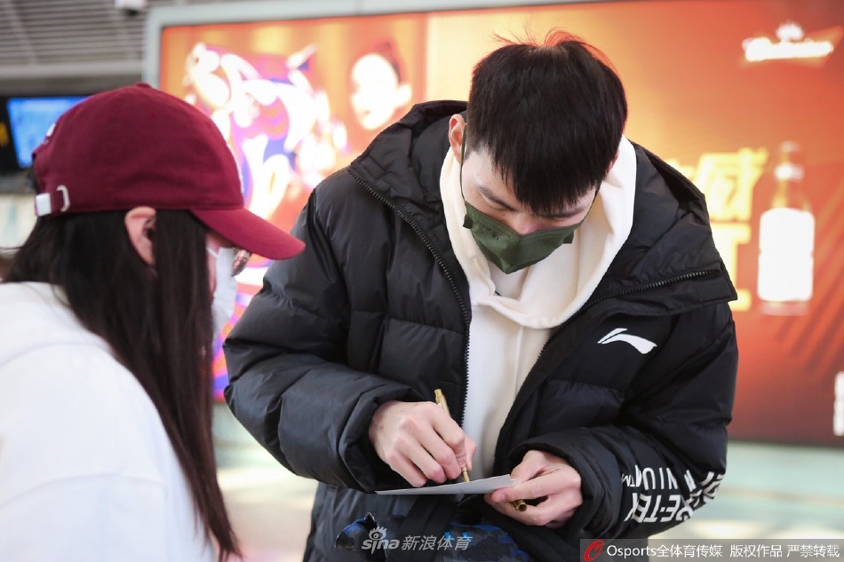 浙江男篮机场出征 吴前贴心为球迷签名（浙江男篮吴前受伤）