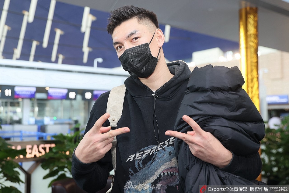 上海男篮机场出征 可兰白克比出剪刀手（上海男篮队长可兰白克）