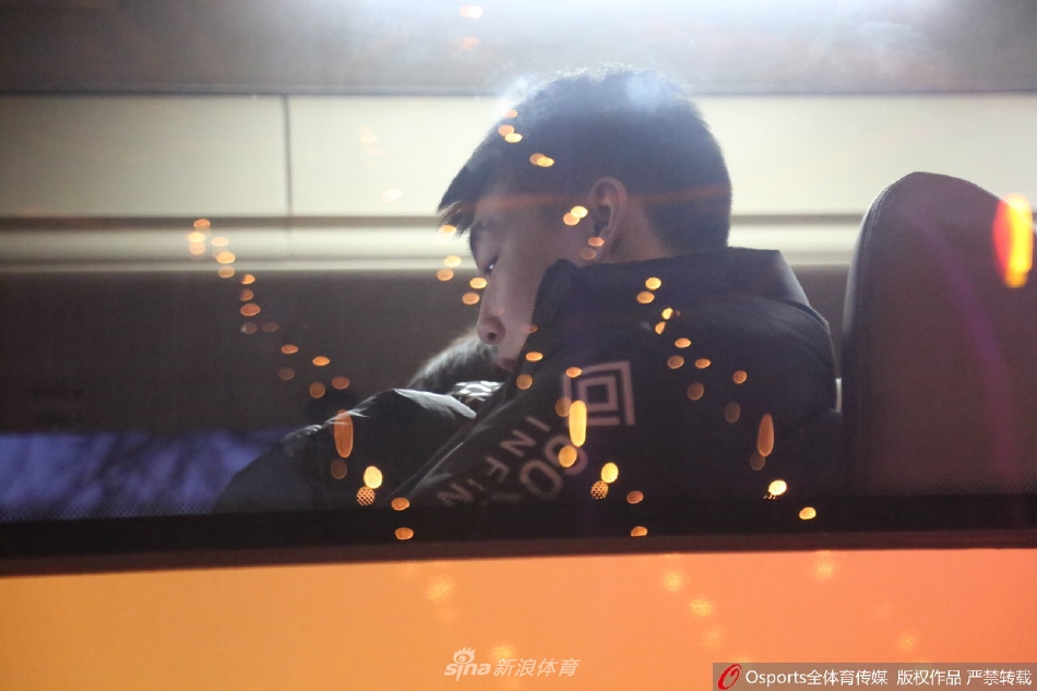 辽宁男篮入住酒店 郭艾伦帅气亮相（辽宁男篮的郭艾伦）