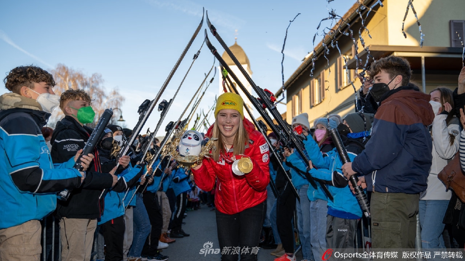奥地利高山滑雪运动员林斯伯格回到家乡展示奖牌与冰墩墩