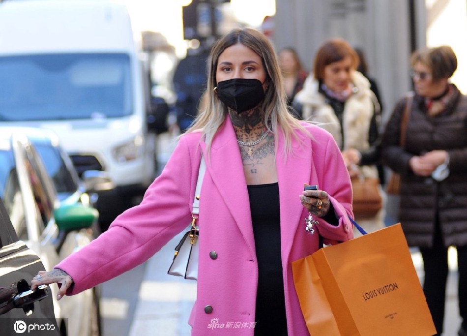 特奥娇妻现身米兰街头购物 孕肚明显好事将近（特奥和米兰）