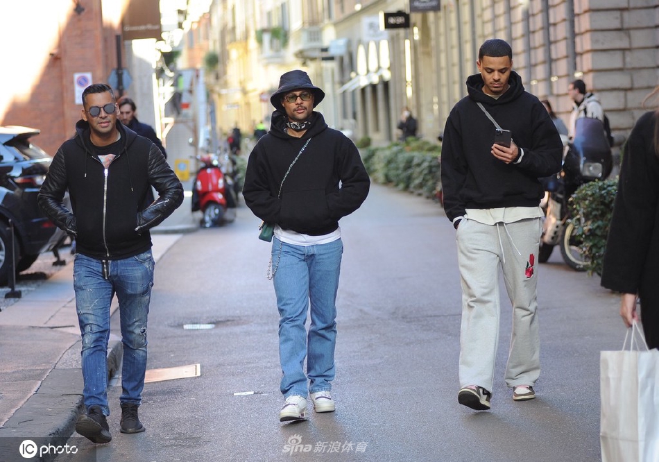 格纳布里与好友现身米兰街头聚餐 休闲装打扮低调随意(格纳布里外号)