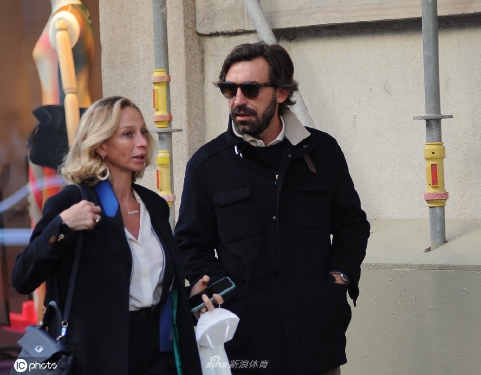 皮尔洛携爱妻现身米兰街头购物 黑色夹克佩戴墨镜总裁范十足（皮尔洛和米兰关系）