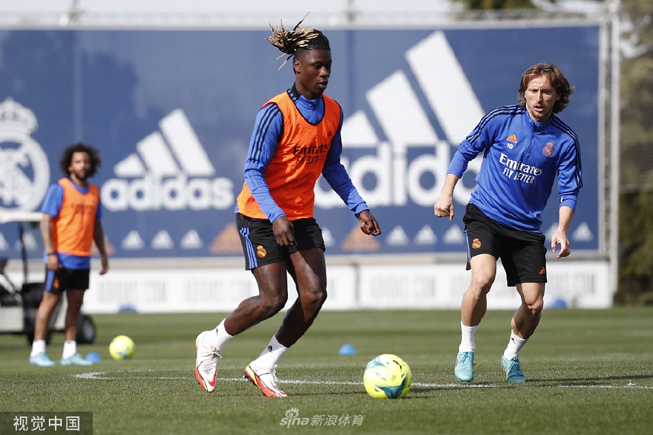 卡马文加领衔 皇马训练备战(卡马文加皇马首秀)