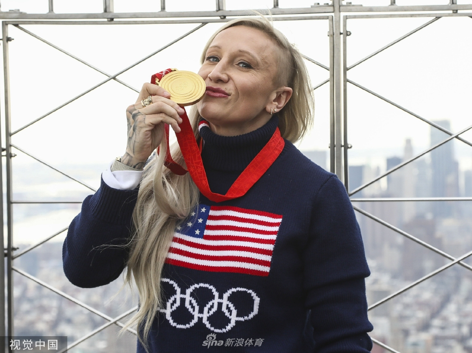 冬奥女子雪车冠军汉弗莱斯登顶纽约帝国大厦 镜头前展示金牌（冬奥会雪车比赛女子项目）