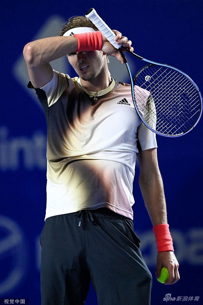 兹维列夫情绪失控用球拍猛砸主裁座椅（兹维列夫摔拍）