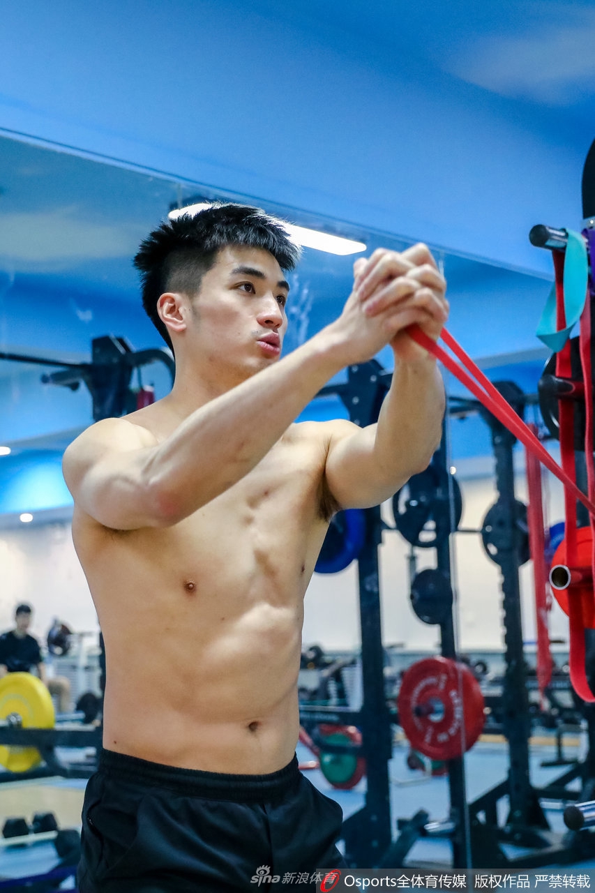 新疆男篮训练备战 于德豪展现好身材（新疆男篮队员于德豪）