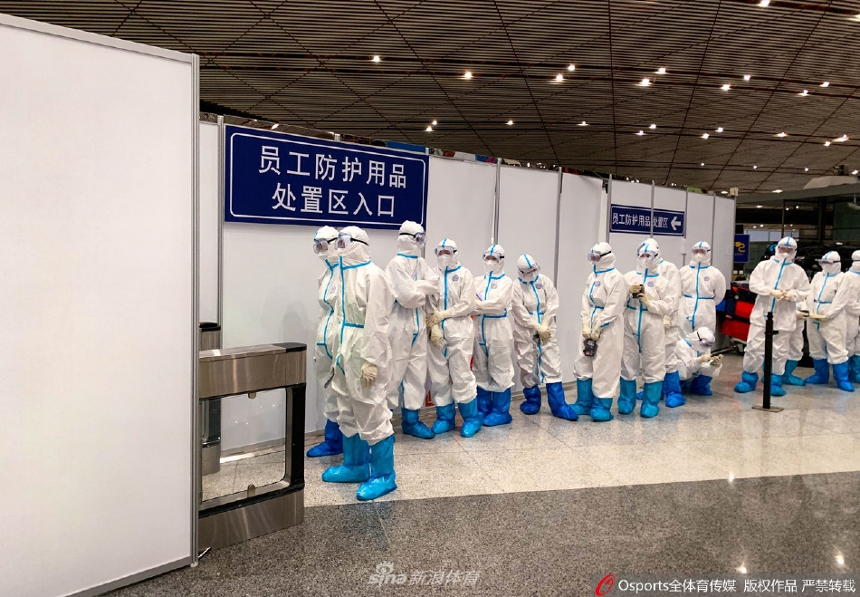 首都机场工作人员全身防护静待各代表团离京（首都机场工作人员发现）