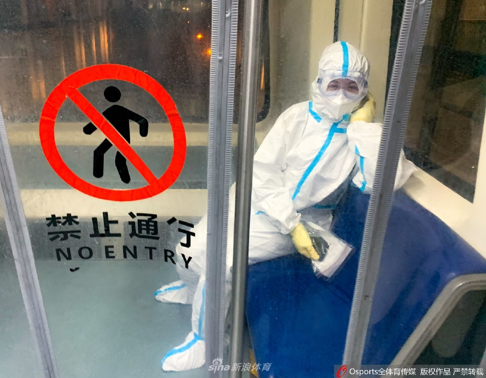 首都机场工作人员全身防护静待各代表团离京（首都机场工作人员发现）