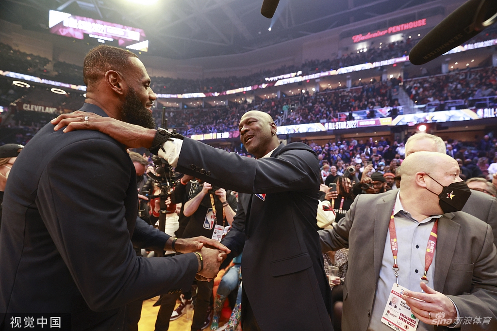 巨星面对面!乔丹与詹姆斯相拥交谈(乔丹和詹姆斯交手)