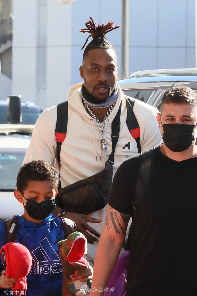 霍华德洛杉矶街头现身 伤病未愈状态轻松发型抢眼（霍华德重回洛杉矶连续两场遭驱逐）