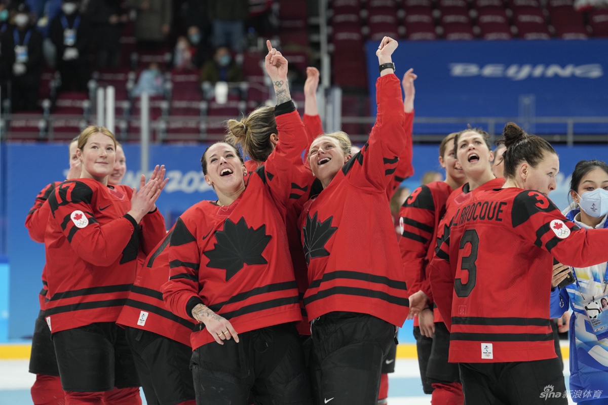 新浪直击女子冰球加拿大3-2击败美国夺冠（加拿大女子冰球联赛）