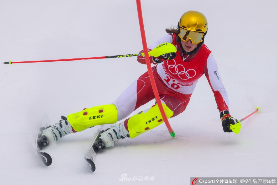 高山滑雪女子全能回转 瑞士选手米歇尔·吉辛夺金