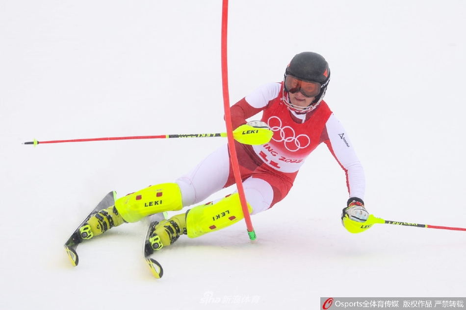 高山滑雪女子全能回转 瑞士选手米歇尔·吉辛夺金