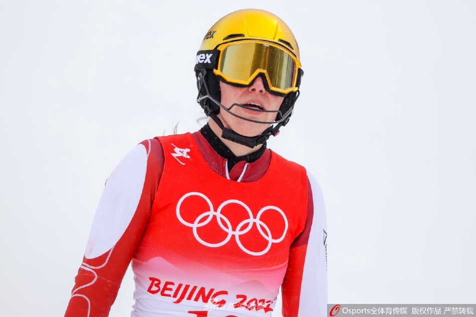 高山滑雪女子全能回转 瑞士选手米歇尔·吉辛夺金