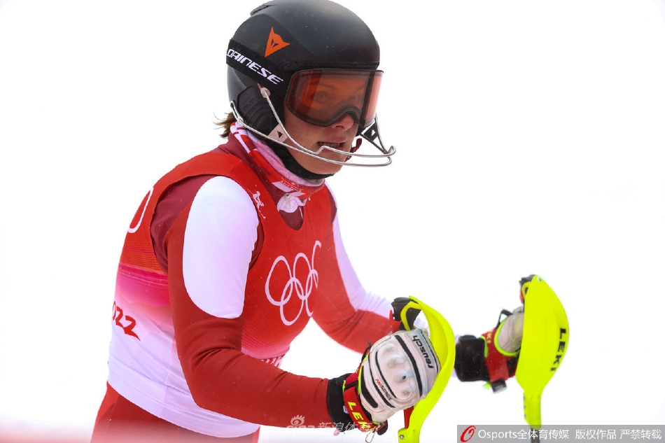 高山滑雪女子全能回转 瑞士选手米歇尔·吉辛夺金