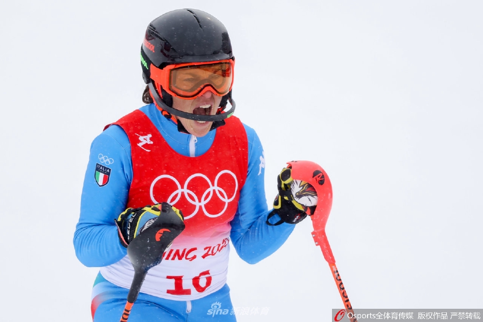 高山滑雪女子全能回转 瑞士选手米歇尔·吉辛夺金